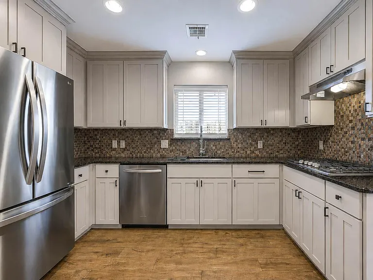 614 Bendwood Dr — Photo 5