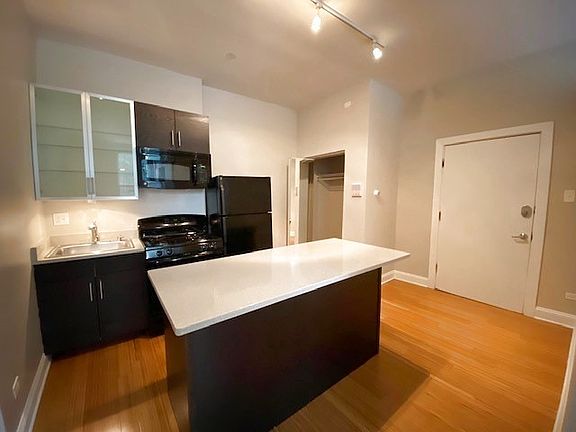 4th image of 2214 N Clark St APT 204