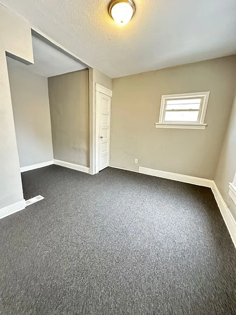 Large 7 Bedroom Home — Photo 3