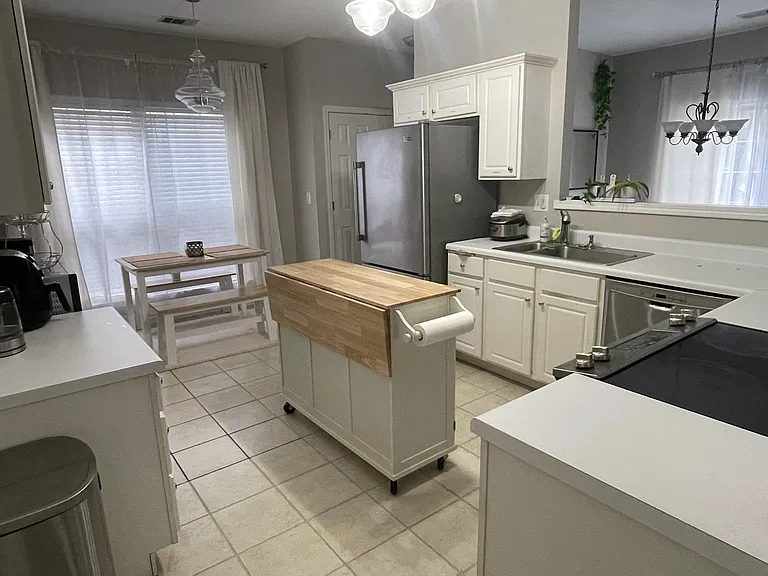 Expansive Kitchen with all Appliances included