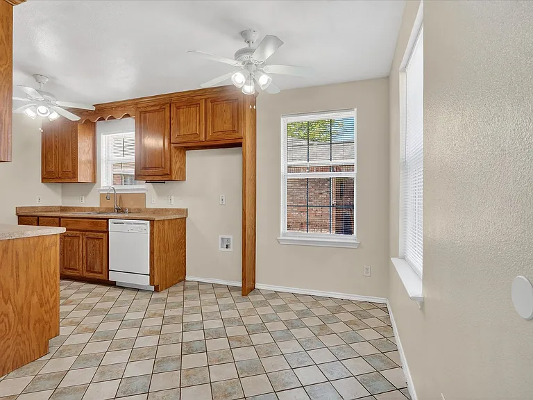509 W Cedar St — Photo 4