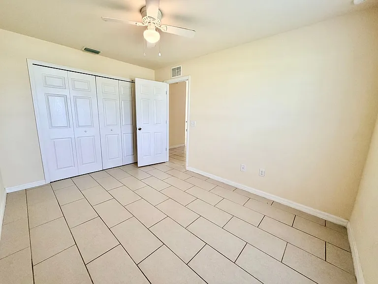 1044 NE 8th Pl — Photo 5