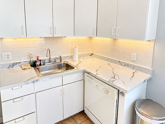 4th image of 394 Riverway APT 10