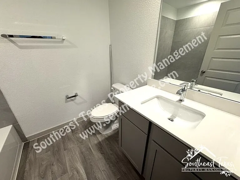 111 Lakeway Cir — Photo 21