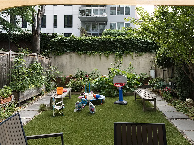 140 Scholes St #1B — Photo 5