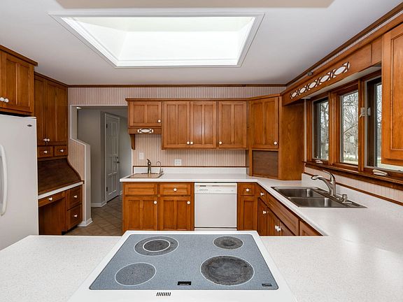 5th image of 1538 S Hadley Rd