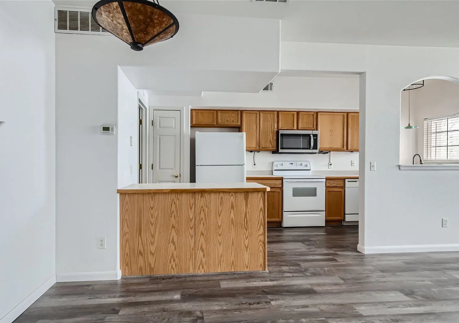 Charming 2 Bedroom 3 Bath in Denver! — Photo 4