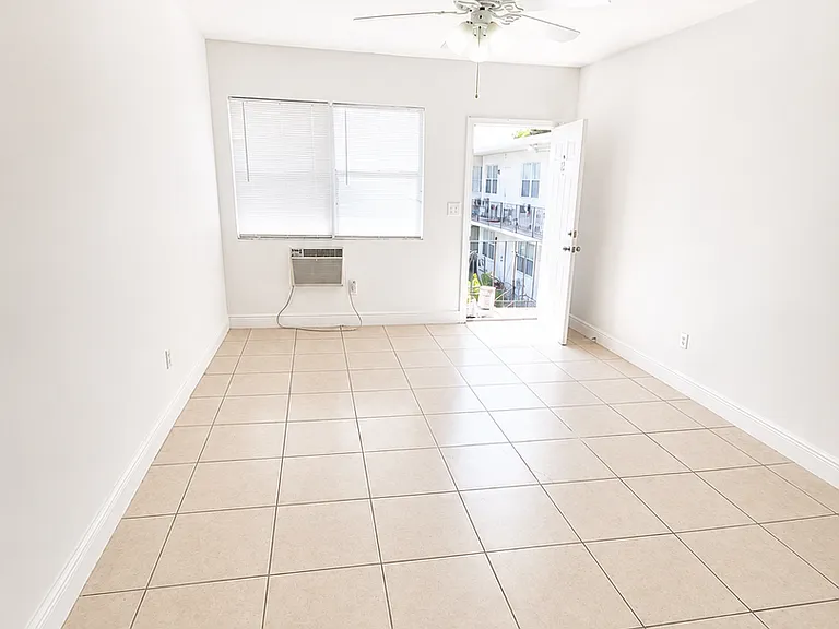 1629 SW 4th St — Photo 3