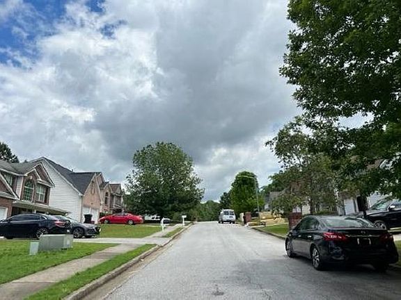 Exterior Neighborhood (street photo)