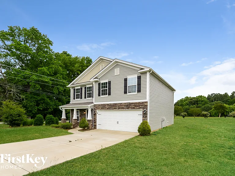 107 Sawyer Ln N — Photo 2