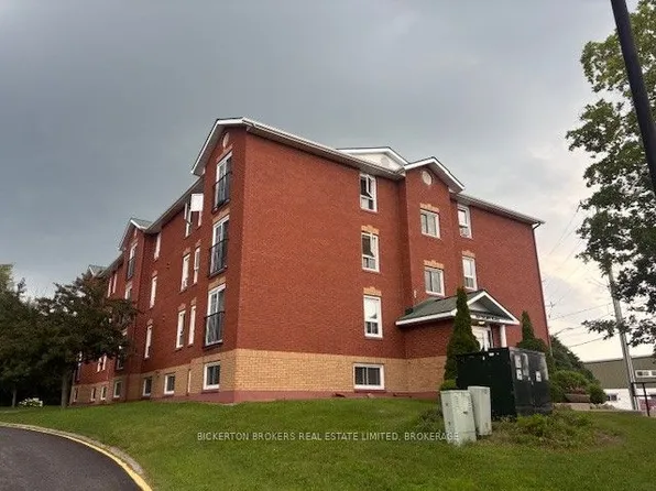 550 Talbot Pl #301, Gananoque, ON K7G 3C6
