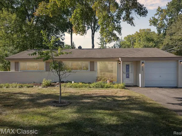2583 Empire Dr, West Bloomfield, MI 48324