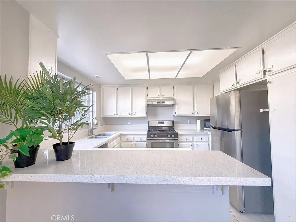 3 bed, 1284 sqft, $4,300 — Photo 3