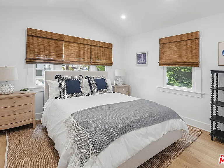 204 S Broadway — Photo 17