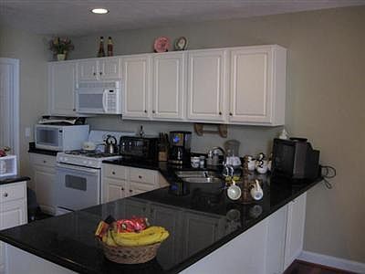 4th image of 4 Applewood Court #4
