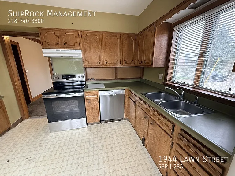 1944 Lawn St — Photo 16
