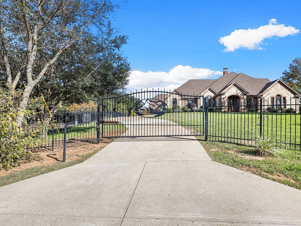 1st image of 137 Wood Dale Dr