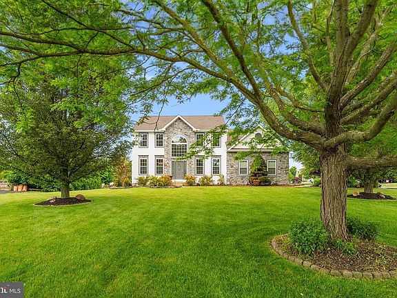 3rd image of 4 Canary Ct