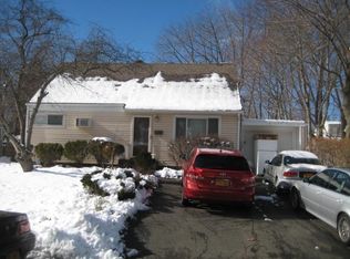 5 Park Ln, Spring Valley, NY 10952