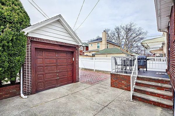 Sold by Living New York | media 10