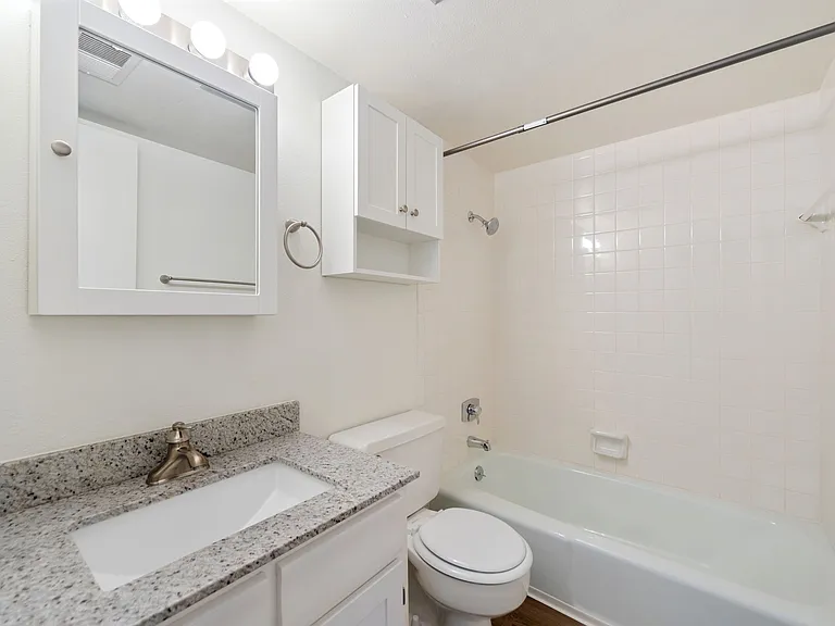 Lakemont Apartments — Photo 58