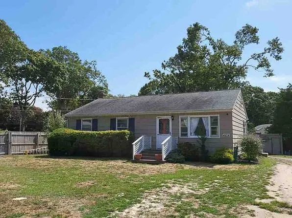 3 Sandy Ct, Hampton Bays, NY 11946