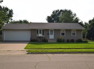 1429 Westfield Ln, Camanche, IA 52730