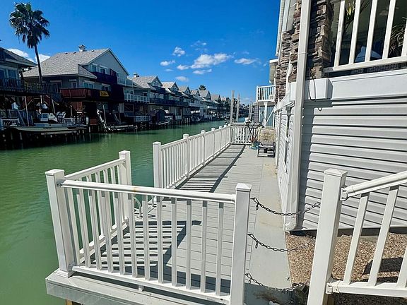 4th image of 804 E Oyster Dr