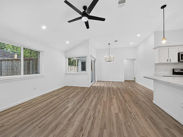 17006 Enchanted Cir E — Photo 9