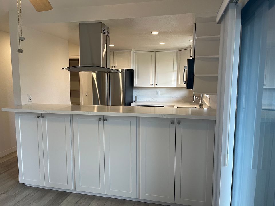 Breakfast bar to kitchen