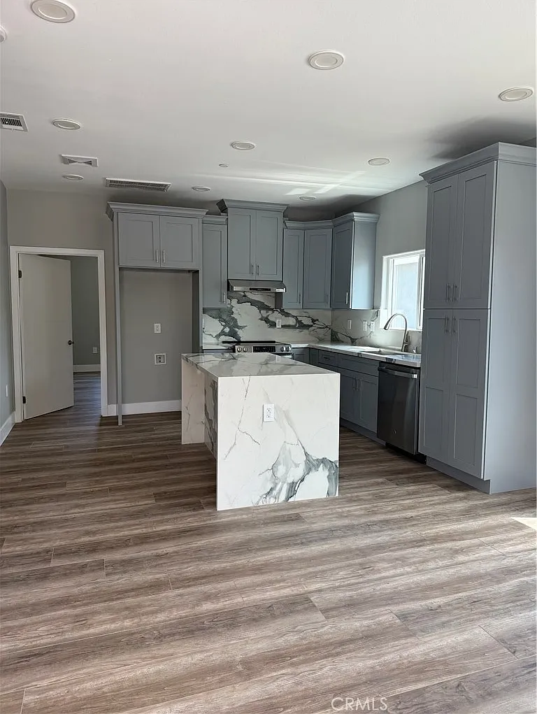 3 bed, 1000 sqft, $3,500 — Photo 2