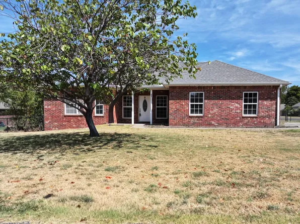 409 E 7th St, Grove, OK 74344