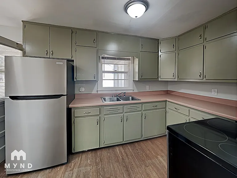 924 Parkway Dr — Photo 4