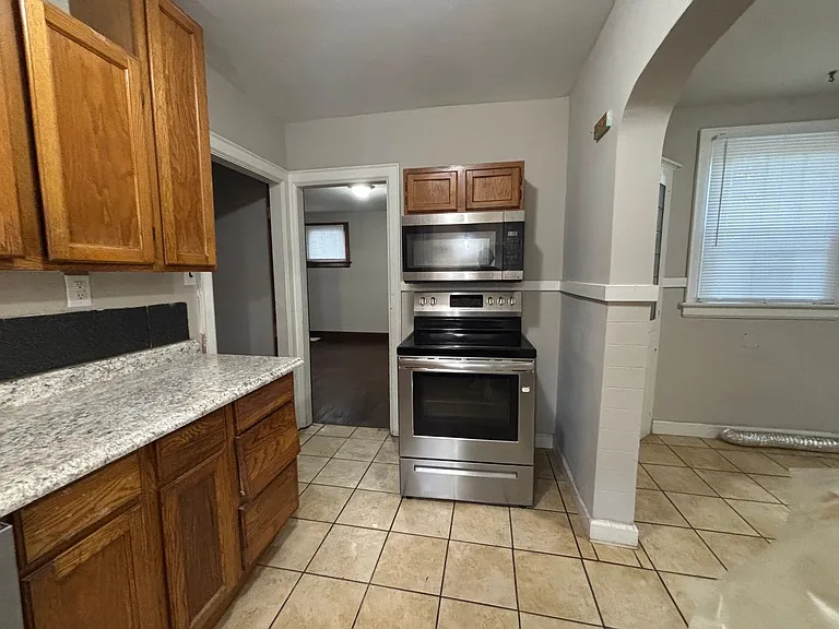 516 Wrexham Ave — Photo 4