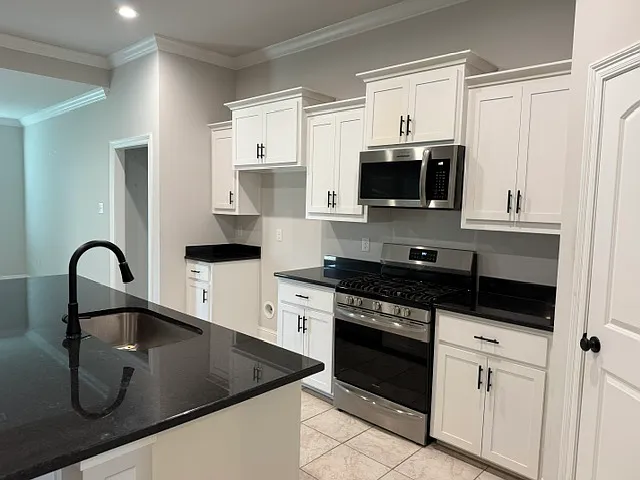 3 bed, 1848 sqft, $2,300 — Photo 3