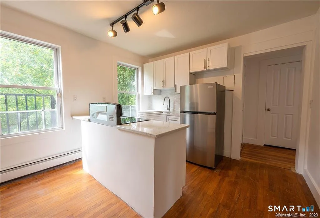 2 bed, 1.0 bath, 2220 sqft, $2,000 — Photo 2