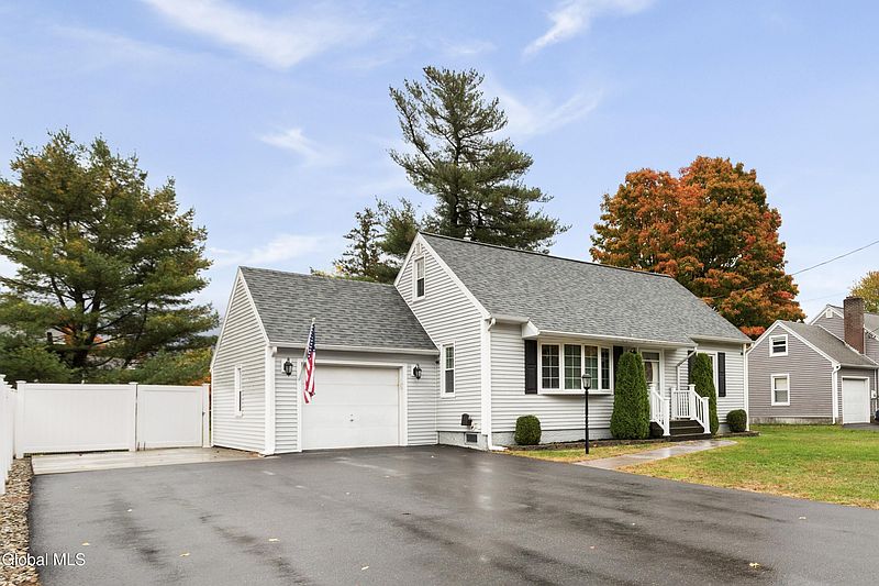 2nd image of 5 Oakwood Drive