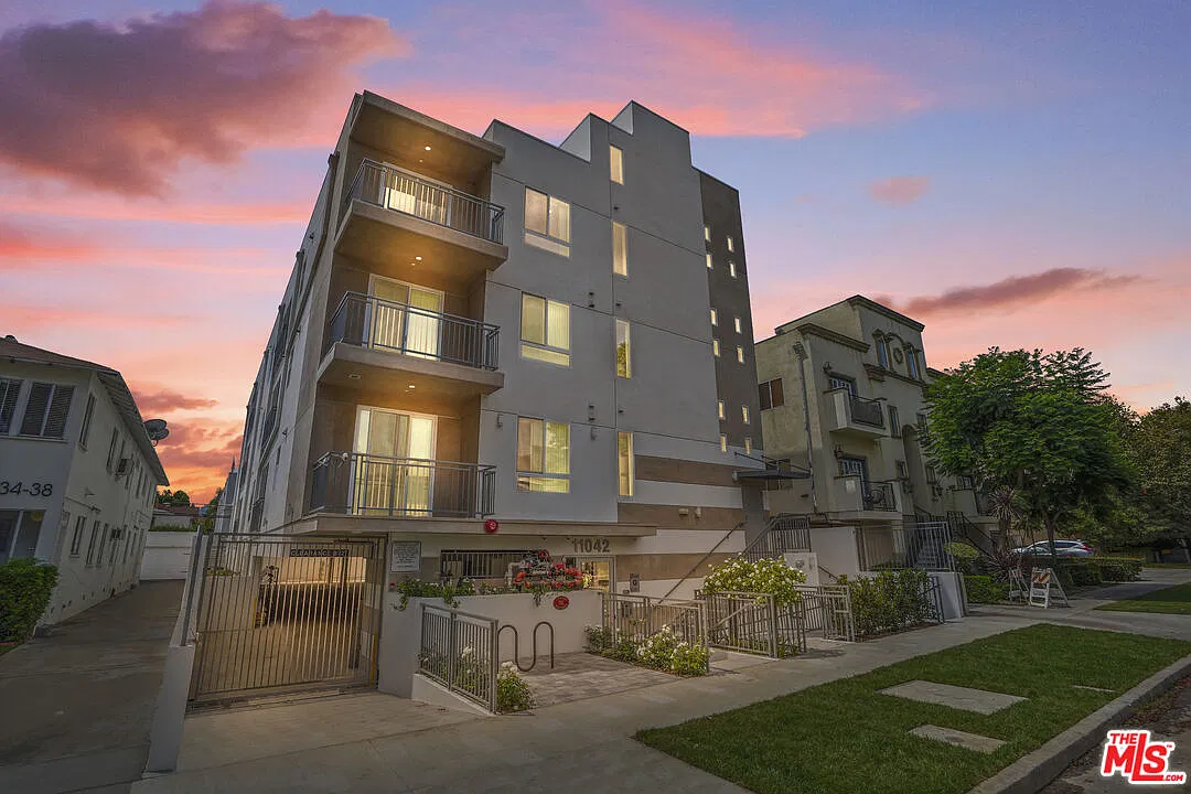 3 bed, 2.0 bath, 1096 sqft, $3,690 — Photo 1