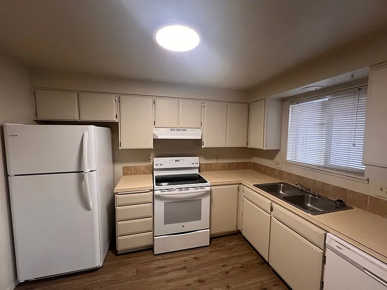179 SW Hayes Ave — Photo 28