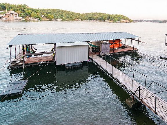 4 well dock with 3 boat lift