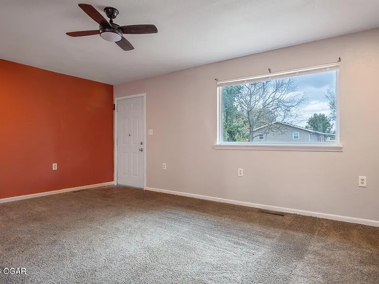 107 1/2 Terrill Ln — Photo 3