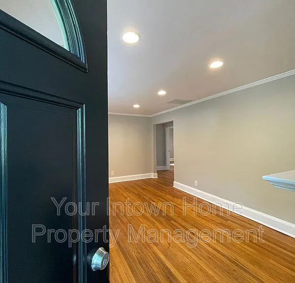 452 Deckner Ave SW — Photo 4
