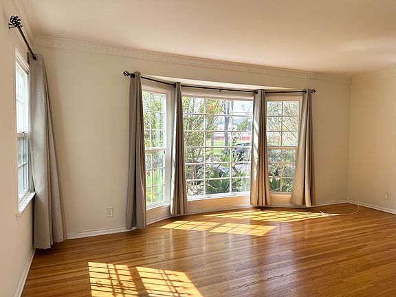 3rd image of 534 N Genesee Ave #534