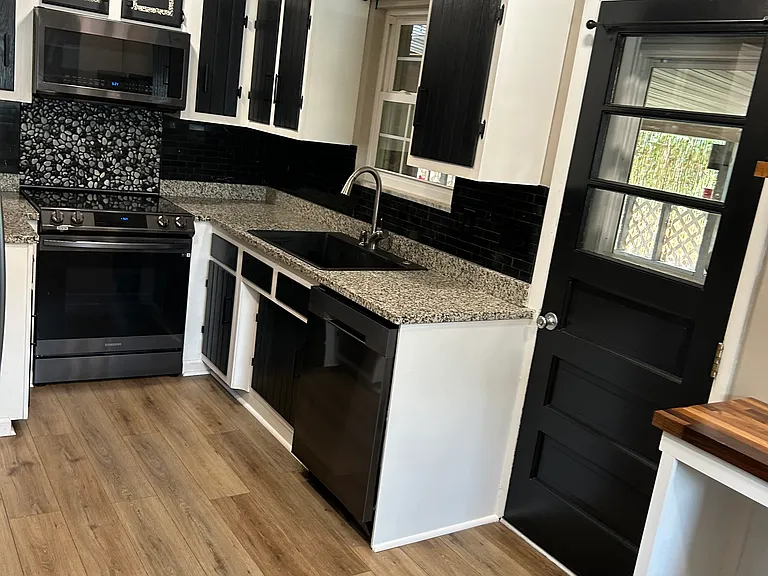 695 Howard St — Photo 2