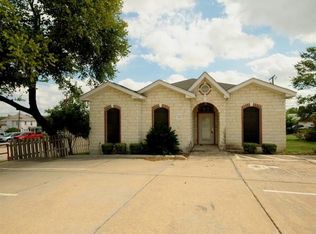 906 N Main St, Taylor, TX 76574