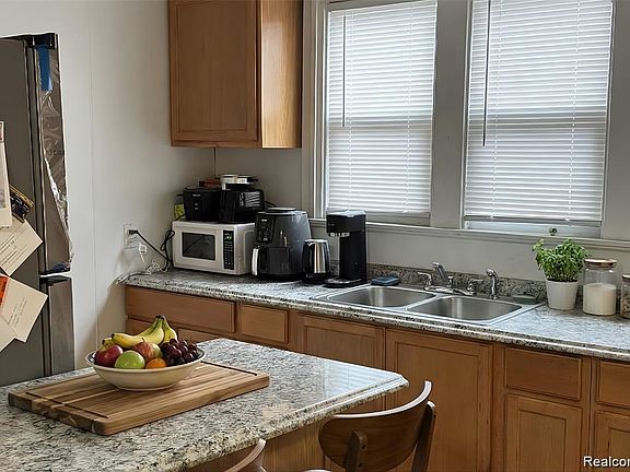 3rd image of 207 Summit St