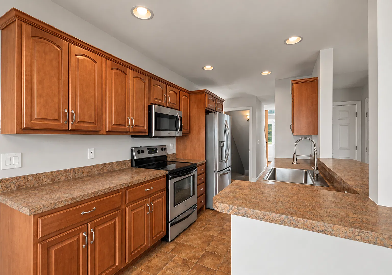 $2,300 Spacious 3 Bedroom 2.5 bath Townhome in Swatara Township — Photo 2