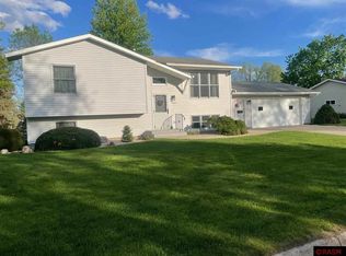 1703 Red Iron Ln, Saint Peter, MN 56082