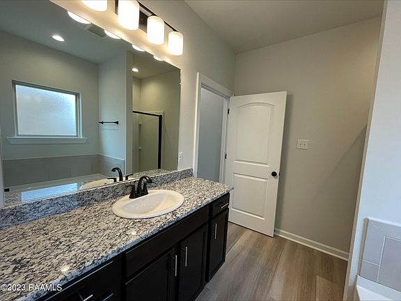 5th image of 102 Lightbourne Dr