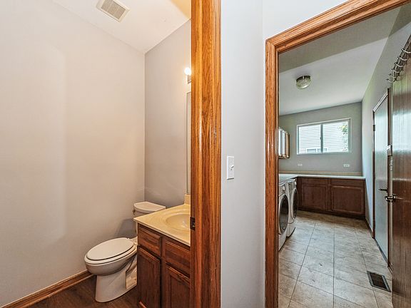 5th image of 222 Lexington Ct